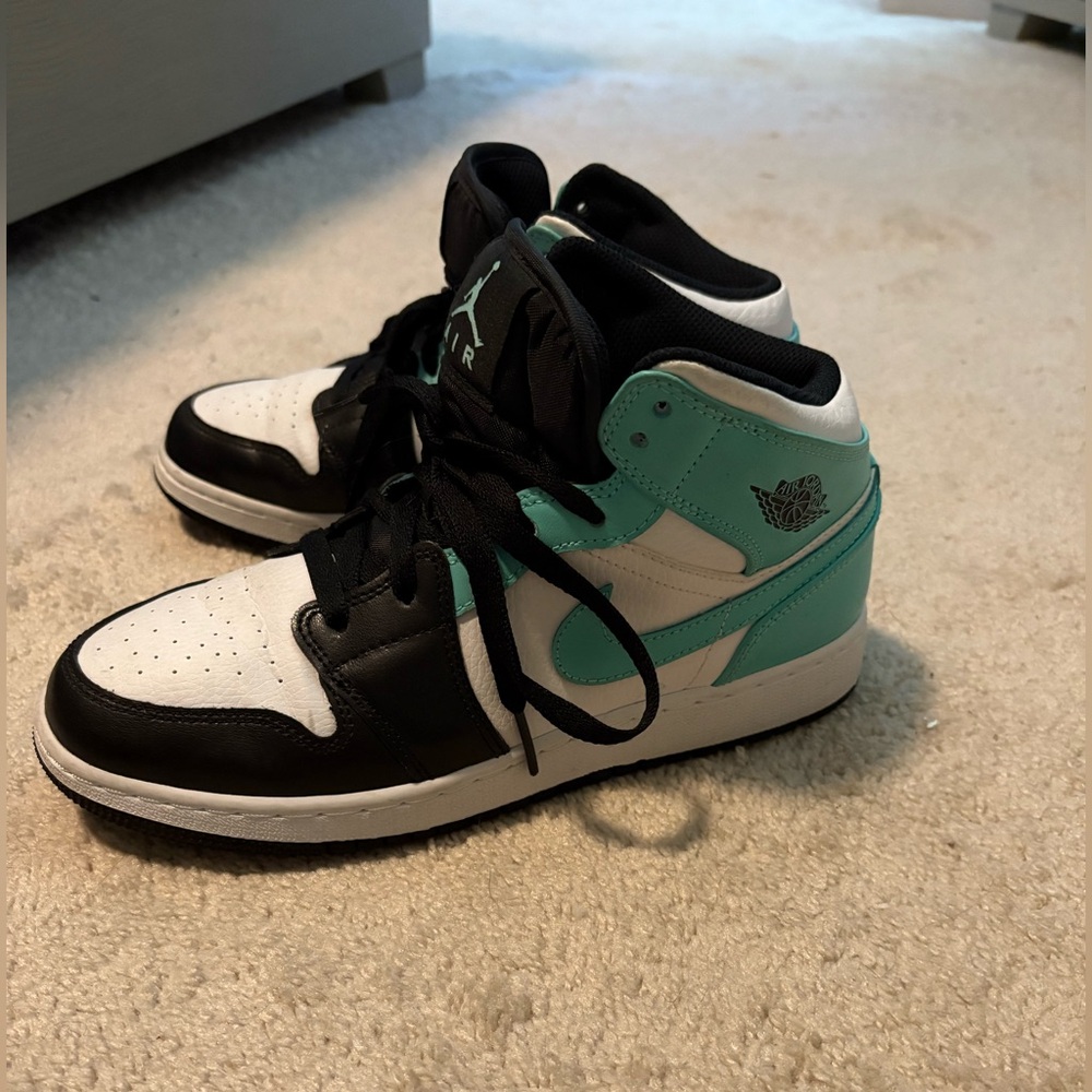 Nike Women's Sneakers Black and Teal Size 6y fits Women’s size 61/2
